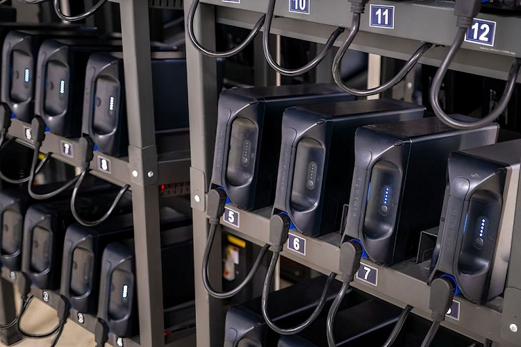 Trong số những nhà sản xuất xe máy điện tại Việt Nam, VinFast thể hiện sự quyết tâm phủ rộng loại phương tiện này rõ ràng nhất bằng hệ sinh thái toàn diện. Hãng đã thiết lập hàng nghìn trạm đổi pin trên toàn quốc, đáp ứng nhu cầu tiếp nạp nhiên liệu của xe máy điện.