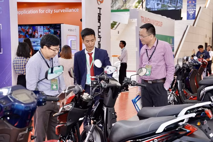 Tại gian hàng, rất nhiều người tham quan tỏ ra hào hứng, nghe tư vấn và trải nghiệm 3 dòng xe Ludo, Impes và KlaraS. Anh Tuấn Hùng, ngụ tại quận Thanh Xuân, cho biết bản thân anh đã biết đến xe máy điện từ lâu, nhưng trước giờ bị ấn tượng xấu với phương tiện này do đa phần sản phẩm trên thị trường đều không có nguồn gốc xuất xứ rõ ràng. Sản phẩm và hệ sinh thái của VinFast khiến anh thấy hứng thú, và đặt niềm tin vào tầm nhìn của hãng xe Việt.