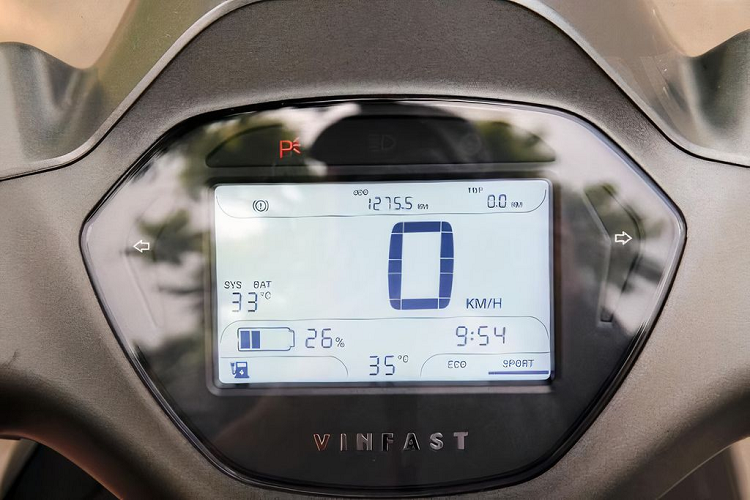 Bộ ba xe máy điện của VinFast đều được tích hợp những công nghệ hiện đại bậc nhất, nhằm tăng tiện ích trong quá trình sử dụng. Xe có thể kết nối với smartphone qua ứng dụng VinFast Escooter, giúp xe sở hữu tính năng thông minh vượt trội như cảnh báo chống trộm, giám sát hành trình, kiểm tra tình trạng pin, tìm kiếm trạm đổi pin, định vị xe...