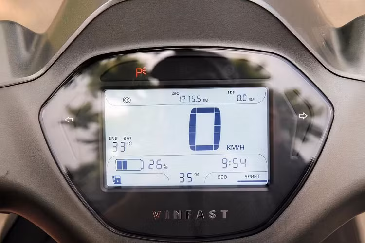 Bộ ba xe máy điện của VinFast đều được tích hợp những công nghệ hiện đại bậc nhất, nhằm tăng tiện ích trong quá trình sử dụng. Xe có thể kết nối với smartphone qua ứng dụng VinFast Escooter, giúp xe sở hữu tính năng thông minh vượt trội như cảnh báo chống trộm, giám sát hành trình, kiểm tra tình trạng pin, tìm kiếm trạm đổi pin, định vị xe...