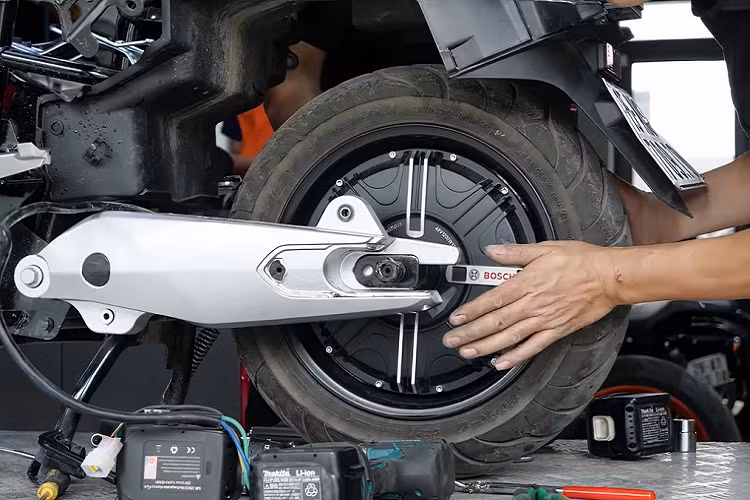 Khung xe được khẳng định chất lượng thông qua các bài kiểm tra, thử nghiệm nghiêm ngặt trước khi xuất xưởng. Động cơ mang thương hiệu Bosch, đạt chuẩn chống nước và bụi IP57. Pin lithium-ion lắp bên trong đến từ đối tác LG Chem, đạt tiêu chuẩn chống nước và bụi IP67.