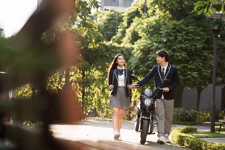 VinFast đang nghiên cứu phát triển ôtô điện trong tương lai. Tuy nhiên, xe máy điện Vinfast mới là giải pháp trước mắt, vì người Việt vẫn ưa chuộng xe máy hơn ô tô do đặc thù hạ tầng giao thông nhiều đường nhỏ, ngõ hẹp trong nội đô. Hiện cả nước có hơn 50 triệu xe máy xăng đang lưu hành. Nếu “xanh hóa” được loại phương tiện này, lượng khói bụi tại các đô thị lớn, như Hà Nội và TP.HCM, sẽ giảm đáng kể.