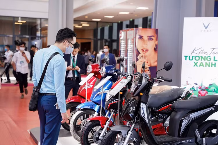 VinFast tham gia sự kiện với không gian trưng bày rộng 50m2, giới thiệu 3 mẫu xe máy điện gồm Ludo, Impes và KlaraS phù hợp với không gian đô thị văn minh, hiện đại. Trong đó, Ludo và Impes hướng tới nhóm khách hàng học sinh, sinh viên, còn KlaraS phù hợp với nhóm khách hàng nhân viên văn phòng hoặc thường xuyên di chuyển nội đô.
