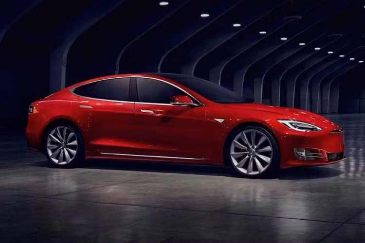  Tesla Model S – 35,5 ngày Như đã giới thiệu trước đó, quán quân của danh sách này chính là Tesla Model S. Xe có giá bán trung bình trên thị trường ô tô cũ là 68.159 USD. Con số này giúp mẫu xe điện trở thành sản phẩm đắt thứ 4 trong phân khúc hạng sang. Mẫu xe chạy điện hoàn toàn của Tesla chỉ mất 35,5 ngày để đến tay chủ mới.