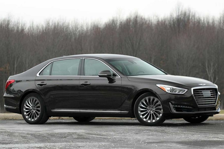  Genesis G90 – 56,7 ngàyMẫu sedan Genesis G90 là một trong những dòng xe sang cũ giá rẻ nhất trong danh sách này với mức giá bán trung bình là 56.591 USD. Genesis G90 và Tesla Model S là 2 mẫu xe duy nhất trong danh sách có camera chiếu hậu, phanh khẩn cấp tự động, cảnh báo va chạm trước và cảnh báo chệch làn đường là trang bị tiêu chuẩn trên tất các các phiên bản.