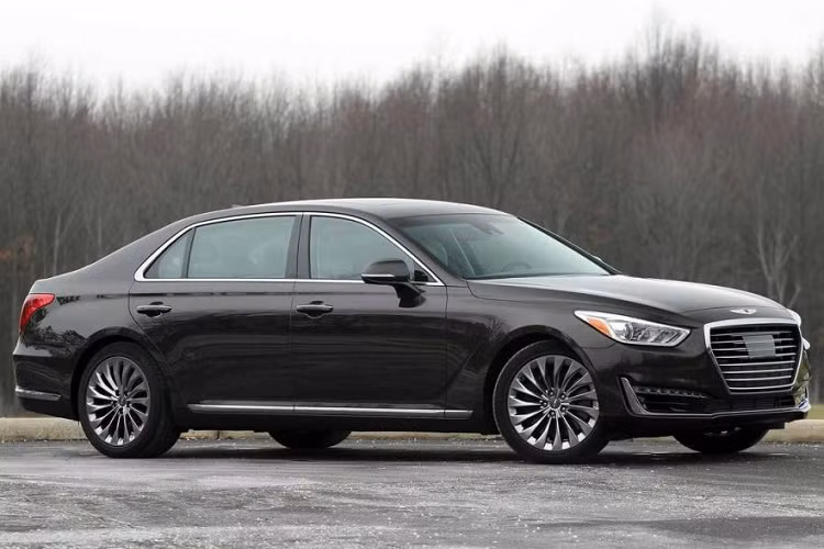  Genesis G90 – 56,7 ngày Mẫu sedan Genesis G90 là một trong những dòng xe sang cũ giá rẻ nhất trong danh sách này với mức giá bán trung bình là 56.591 USD. Genesis G90 và Tesla Model S là 2 mẫu xe duy nhất trong danh sách có camera chiếu hậu, phanh khẩn cấp tự động, cảnh báo va chạm trước và cảnh báo chệch làn đường là trang bị tiêu chuẩn trên tất các các phiên bản.