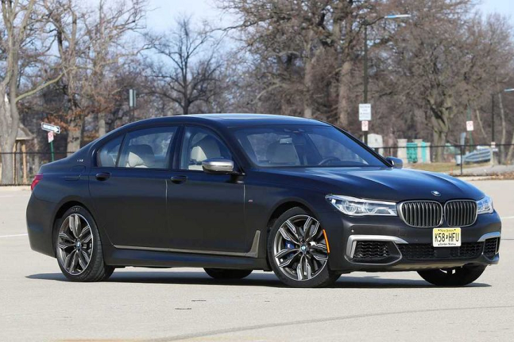  BMW 7-Series – 48,7 ngàyTheo khảo sát của iSeeCars, BMW cũng giống như Audi, đều cung cấp camera đỗ xe như trang bị tiêu chuẩn nhưng một số tùy chọn an toàn khác phải trả thêm tiền. Đây là lý do chính khiến những mẫu BMW 7-Series cũ cần 48,7 ngày để đến tay chủ sở hữu mới, thời gian lâu hơn con số 46,9 ngày trung bình cho toàn danh sách.