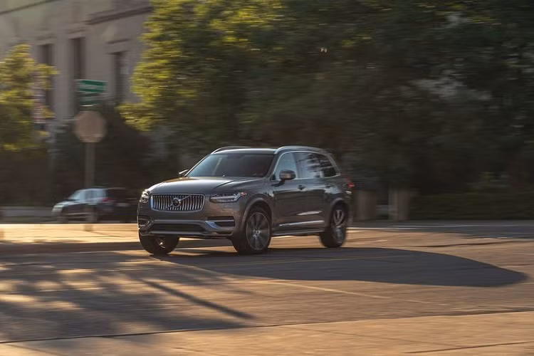 Volvo XC90 T8 2020 vẫn sở hữu một ngoại hình to lớn và đồ sộ với những chi tiết thiết kế quen thuộc, pha trộn giữa sự mềm mại và vuông vắn, cổ điển và hiện đại. Các chi tiết mang tính thương hiệu vẫn được giữ lại trên phiên bản mới, bao gồm bộ lưới tản nhiệt với các thanh kim loại mạ crom duy trì thiết kế “thác nước” - Waterfall, cụm đèn pha với tạo hình đèn ban ngày lấy cảm hứng từ chiếc búa của Thor trong thần thoại Bắc Âu và dải đèn hậu chạy dài từ trần xe xuống 2 bên hông.