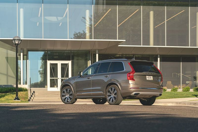 Bên cạnh đó, các mạch thủy lực của hệ thống phanh được nâng cấp với tính năng điều khiển điện tử, cho phép Volvo XC90 T8 2020 tự động điều chỉnh cảm giác bàn đạp khi sử dụng kết hợp hệ thống phanh tái tạo với các đĩa phanh thông thường. Ngoài ra Volvo XC90 T8 2020 còn nhận được một số thay đổi nhỏ về mặt thiết kế, như bộ lưới tản nhiệt mới và cấu hình nội thất 6 ghế ngồi với ghế thuyền trưởng hạng thương gia ở hàng thứ 2. Về thiết kế, XC90 vẫn mang tính cạnh tranh rất cao đối với những dòng xe tốt nhất, cả về ngoại thất lẫn nội thất.