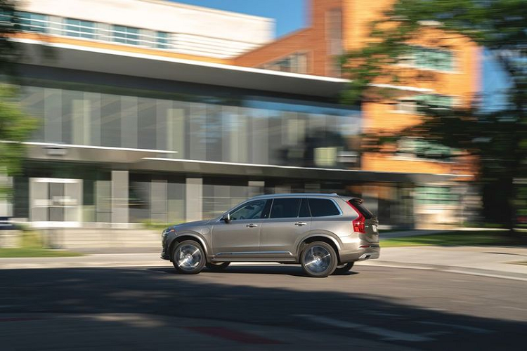 Về mức độ tiêu thụ nhiên liệu, EPA ước tính Volvo XC90 T8 2020 tiêu tốn khoảng 8.7 lít xăng cho 100 km đường hỗn hợp khi sử dụng hệ dẫn động 4 bánh toàn thời gian (cả động cơ xăng I4 2.0L và động cơ điện đều được kích hoạt). Qua thử nghiệm thực tế trên tuyến đường cao tốc dài 75 dặm, mức tiêu thụ nhiên liệu đo được của XC90 T8 là 8.1L/100km. Những kết quả thu được về mức tiêu thụ nhiên liệu của Volvo XC90 T8 2020 hầu như chỉ mang tính tham khảo và tương đối. Do sử dụng công nghệ động cơ hybrid, nên mức tiêu thụ nhiên liệu thực tế sẽ phụ thuộc vào cách lái xe của mỗi cá nhân khác nhau.