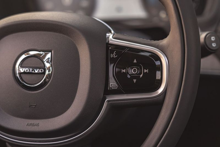 Nhờ vào vị trí lắp đặt động cơ điện và bộ pin 9.1 kWh với chỉ 52% trọng lượng được phân bổ lên bánh trước, Volvo XC90 T8 2020 nhận được sự cân bằng về trọng lượng giữa phía trước và phía sau. Chính yếu tố này đem lại cho chiếc SUV sự ổn định và mượt mà tại mỗi khúc cua, độ bám đường luôn được đảm bảo ở mức lý tưởng nhất. Dung tích bộ pin mới cũng được gia tăng đáng kể, đây có thể coi là nâng cấp phần cứng lớn nhất đối với phiên bản 2020.