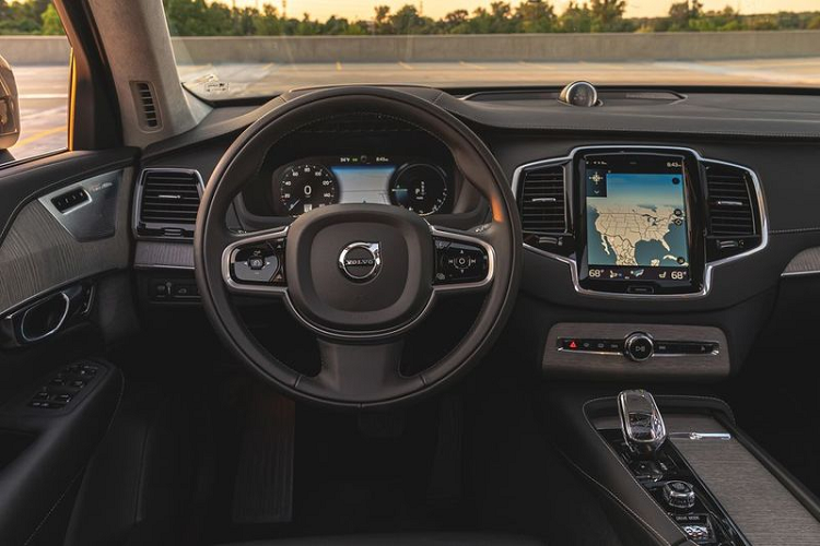 Đối với phiên bản mới, khoang cabin của Volvo XC90 T8 vẫn đảm bảo phong cách thiết kế kết hợp giữa 3 yếu tố là sang trọng - tối giản - tiện nghi, sử dụng chất liệu da cao cấp cùng các chi tiết ốp gỗ, nhôm và viền bạc đầy đẳng cấp. Đáng chú ý, nổi bật ở khoang lái của Volvo XC90 T8 là chiếc cần số pha lê đặc biệt, được gia công bởi hãng sản xuất thủy tinh nổi tiếng Orrefors đến từ Thụy Điển. Ngoài chất liệu da êm ái và thoải mái, ghế ngồi trên Volvo XC90 còn được tích hợp các tính năng hiện đại như chỉnh điện đa hướng, nhớ vị trí và massage ở hàng ghế lái. Đáng tiếc là chức năng massage cho hàng ghế trước sẽ chỉ hoạt động ở khu vực tựa lưng, nhưng đã đủ cho một chiếc SUV như XC90.