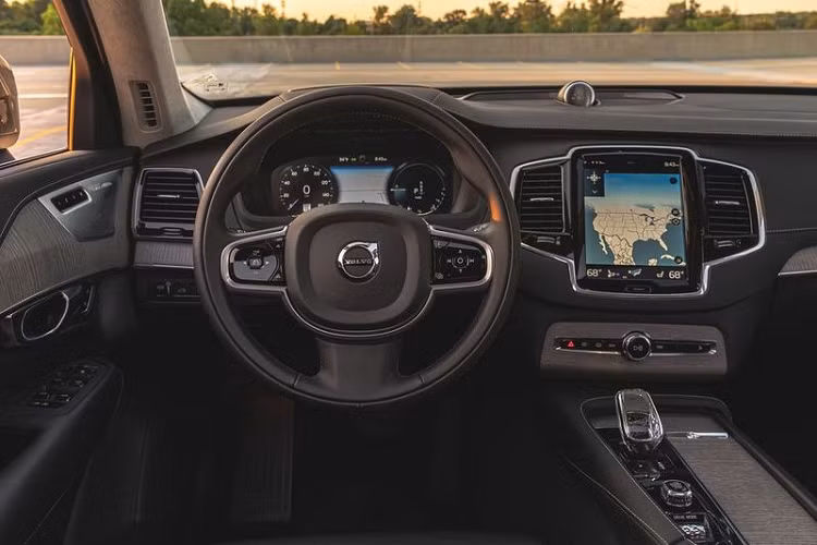 Đối với phiên bản mới, khoang cabin của Volvo XC90 T8 vẫn đảm bảo phong cách thiết kế kết hợp giữa 3 yếu tố là sang trọng - tối giản - tiện nghi, sử dụng chất liệu da cao cấp cùng các chi tiết ốp gỗ, nhôm và viền bạc đầy đẳng cấp. Đáng chú ý, nổi bật ở khoang lái của Volvo XC90 T8 là chiếc cần số pha lê đặc biệt, được gia công bởi hãng sản xuất thủy tinh nổi tiếng Orrefors đến từ Thụy Điển. Ngoài chất liệu da êm ái và thoải mái, ghế ngồi trên Volvo XC90 còn được tích hợp các tính năng hiện đại như chỉnh điện đa hướng, nhớ vị trí và massage ở hàng ghế lái. Đáng tiếc là chức năng massage cho hàng ghế trước sẽ chỉ hoạt động ở khu vực tựa lưng, nhưng đã đủ cho một chiếc SUV như XC90.