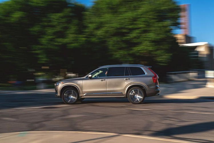 Khi một chiếc SUV với hệ dẫn động 4 bánh toàn thời gian như Volvo XC90 T8 mới “nhả” cầu trước và hoàn toàn sử dụng động cơ điện ở trục sau, EPA ước tính phạm vi hoạt động sẽ rơi vào khoảng 18 dặm (tương đương khoảng 29 km). Một con số không phải là thực sự ấn tượng cho lắm, tuy nhiên, hãy thử tưởng tượng việc di chuyển một chiếc SUV nặng hơn 2 tấn chỉ với năng lượng đến từ động cơ điện 87 mã lực. Khi kích hoạt chế độ chạy điện, Volvo XC90 T8 2020 có thể đạt tốc độ tối đa lên đến 78 mph (tương đương 125.5 km/h).