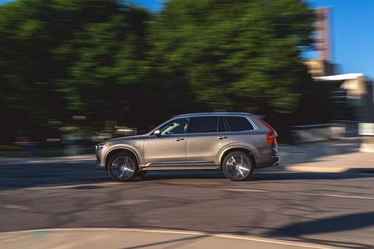 Khi một chiếc SUV với hệ dẫn động 4 bánh toàn thời gian như Volvo XC90 T8 mới “nhả” cầu trước và hoàn toàn sử dụng động cơ điện ở trục sau, EPA ước tính phạm vi hoạt động sẽ rơi vào khoảng 18 dặm (tương đương khoảng 29 km). Một con số không phải là thực sự ấn tượng cho lắm, tuy nhiên, hãy thử tưởng tượng việc di chuyển một chiếc SUV nặng hơn 2 tấn chỉ với năng lượng đến từ động cơ điện 87 mã lực. Khi kích hoạt chế độ chạy điện, Volvo XC90 T8 2020 có thể đạt tốc độ tối đa lên đến 78 mph (tương đương 125.5 km/h).
