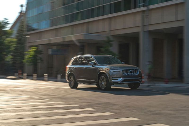 Quay trở lại với hệ dẫn động 4 bánh toàn thời gian, khi mà cả động cơ đốt trong I4 2.0L và động cơ điện đều được kích hoạt để cung cấp sức mạnh cho Volvo XC90 T8 2020. Thông qua thử nghiệm thực tế, XC90 T8 có khả năng tăng tốc 0 - 100 km/h chỉ trong 4.9 giây và hoàn thành chặng ¼ dặm trong 13.6 giây với tốc độ cuối cùng là 164 km/h. Những con số này thực sự ấn tượng đối với XC90 T8 - một chiếc SUV hybrid 3 hàng ghế vốn không được thiết kế để tập trung vào hiệu suất vận hành.