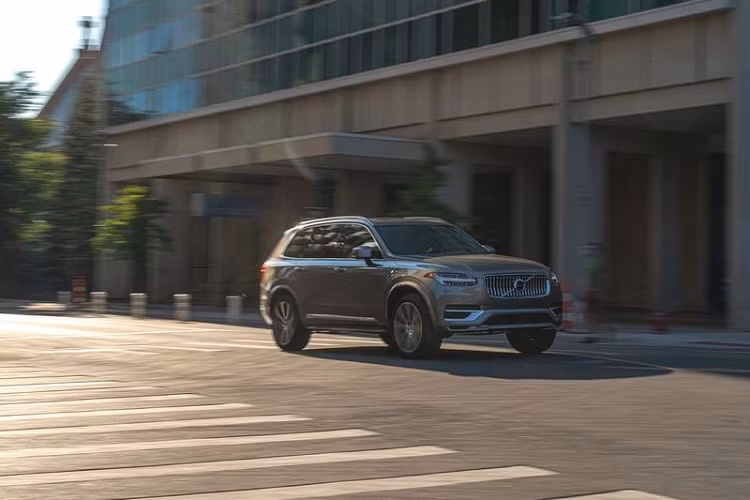 Quay trở lại với hệ dẫn động 4 bánh toàn thời gian, khi mà cả động cơ đốt trong I4 2.0L và động cơ điện đều được kích hoạt để cung cấp sức mạnh cho Volvo XC90 T8 2020. Thông qua thử nghiệm thực tế, XC90 T8 có khả năng tăng tốc 0 - 100 km/h chỉ trong 4.9 giây và hoàn thành chặng ¼ dặm trong 13.6 giây với tốc độ cuối cùng là 164 km/h. Những con số này thực sự ấn tượng đối với XC90 T8 - một chiếc SUV hybrid 3 hàng ghế vốn không được thiết kế để tập trung vào hiệu suất vận hành.