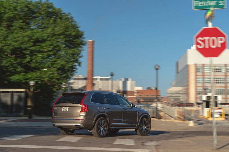 Tại thị trường Mỹ, giá xe Volvo XC90 T8 2020 được niêm yết ở mức 73.800 USD (khoảng 1,71 tỷ đồng), chưa bao gồm 995 USD phí vận chuyển. Ngoài ra, XC90 T8 còn cung cấp thêm cho khách hàng các tùy chọn gói trang bị như hệ thống âm thanh Bowers &amp; Wilkins cao cấp 3200 USD (khoảng 74 triệu đồng); bộ lazang hợp kim 6 chấu cỡ 22 inch cùng lốp hiệu suất cao 4230 USD (khoảng 98 triệu đồng); Luxury Package 3100 USD (khoảng 72 triệu đồng) bao gồm vô-lăng sưởi, massage ở hàng ghế lái và sưởi ấm cho hàng ghế sau…