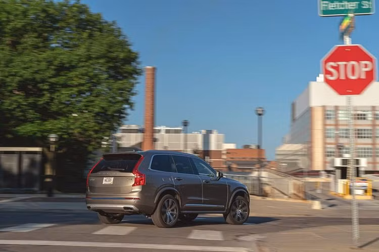 Tại thị trường Mỹ, giá xe Volvo XC90 T8 2020 được niêm yết ở mức 73.800 USD (khoảng 1,71 tỷ đồng), chưa bao gồm 995 USD phí vận chuyển. Ngoài ra, XC90 T8 còn cung cấp thêm cho khách hàng các tùy chọn gói trang bị như hệ thống âm thanh Bowers &amp; Wilkins cao cấp 3200 USD (khoảng 74 triệu đồng); bộ lazang hợp kim 6 chấu cỡ 22 inch cùng lốp hiệu suất cao 4230 USD (khoảng 98 triệu đồng); Luxury Package 3100 USD (khoảng 72 triệu đồng) bao gồm vô-lăng sưởi, massage ở hàng ghế lái và sưởi ấm cho hàng ghế sau…