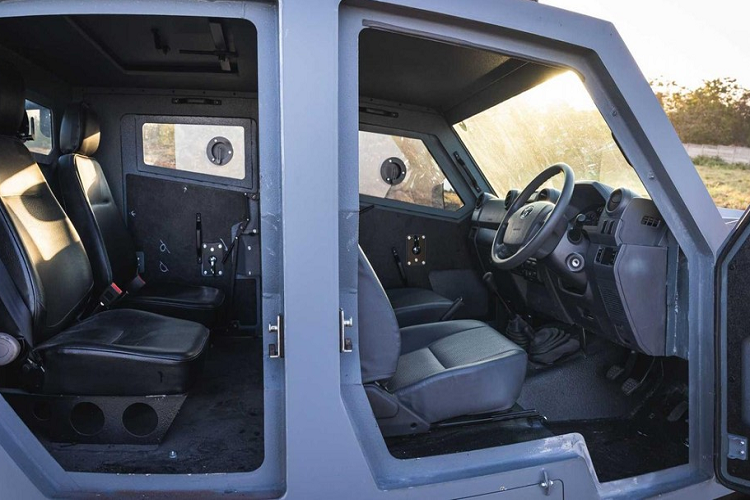 Hai cửa phía sau là dạng cửa tự sát để dễ ra vào cabin bọc giáp bảo vệ. SVI cũng cung cấp Max 3 với những cấu hình khác nhau như cabin đơn, cabin đôi, hoặc thân vỏ chở 8 hành khách. Thậm chí, họ còn có thể lắp đặt tay lái bên phải hoặc bên trái.