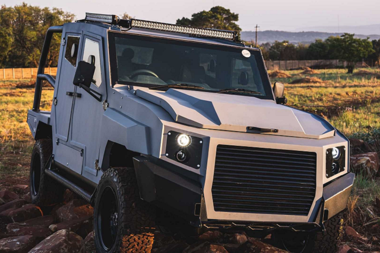 Chưa hết, SVI còn sản xuất cả một phiên bản quân sự của Max 3 mà có trang bị súng máy và súng cối để sẵn sàng tiến tới những nơi có xung đột vũ trang. Để được trang bị bọc giáp bổ sung, SVI tiến hành nâng cấp hệ thống treo của Land Cruiser ban đầu, bao gồm lắp thê cả một thanh chống lật phía sau. Gói trang bị nâng cấp còn bao gồm cả một bộ la-zăng và lốp mới. Tuy nhiên, Max 3 vẫn sử dụng động cơ và hệ dẫn động chính hãng từ Toyota.