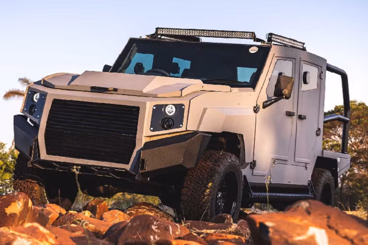 Giá xe Max 3 chống đạn có mức khởi điểm 1,6 triệu rand Nam Phi (tương đương 2,4 tỷ đồng). Công ty có thể giao hàng trong vòng 3 tháng kể từ lúc nhận đặt hàng.