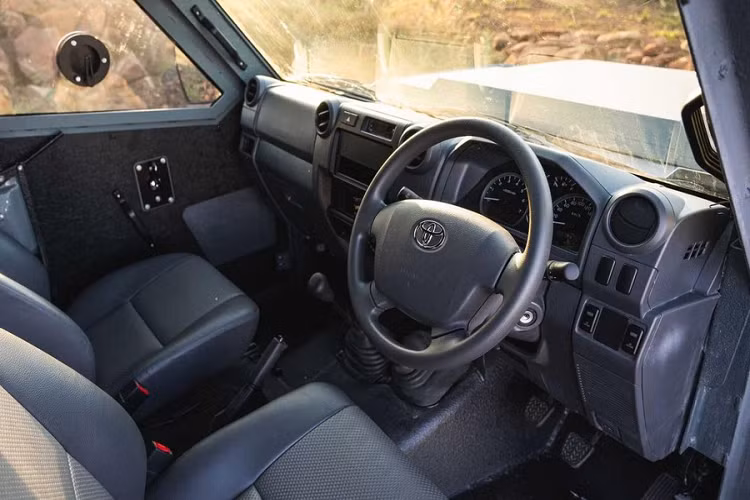 Ở dạng tiêu chuẩn, Max 3 thế hệ mới cung cấp giáp bảo vệ đạn đạo B6, đồng nghĩa nó có thể chống chịu đạn 7.62×51 mm NATO từ một khẩu súng trường tấn công như R1 của quân đội Nam Phi hoặc đạn 7.62×49 mm của súng AK47. Ngoại thất xe có trang bị cửa kính chống đạn và những tấm thép dày 38 mm để bảo vệ phần thân xe.