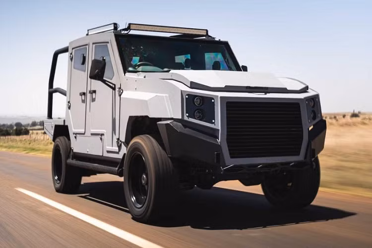 Nhìn từ bên ngoài, chắc không ai có thể nhận Max 3 độ từ Land Cruiser. Nó có trang bị một lưới tản nhiệt cực lớn ở phía trước và đưa đèn pha vào những góc nhỏ. Thân vỏ xe có đầy những đường nét góc cạnh, vuông vắn, nhằm mang lại một vẻ dữ dằn, uy hiếp kẻ địch từ xa.