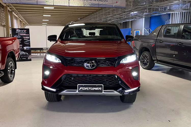 Thay đổi dễ nhận thấy trên Toyota Fortuner thế hệ mới là phần đầu với lưới tản nhiệt thiết kế lại hoàn toàn, mở rộng hơn trước. Thanh cản trước sơn màu bạc. Đèn pha thiết kế đẹp mắt hơn, sử dụng công nghệ LED. Lưới tản nhiệt của bản Legender có thiết kế khác biệt và thể thao hơn.