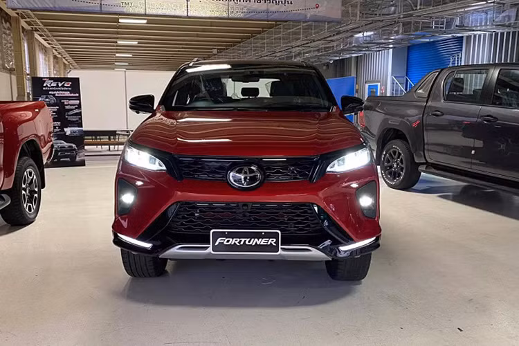 Thay đổi dễ nhận thấy trên Toyota Fortuner thế hệ mới là phần đầu với lưới tản nhiệt thiết kế lại hoàn toàn, mở rộng hơn trước. Thanh cản trước sơn màu bạc. Đèn pha thiết kế đẹp mắt hơn, sử dụng công nghệ LED. Lưới tản nhiệt của bản Legender có thiết kế khác biệt và thể thao hơn.