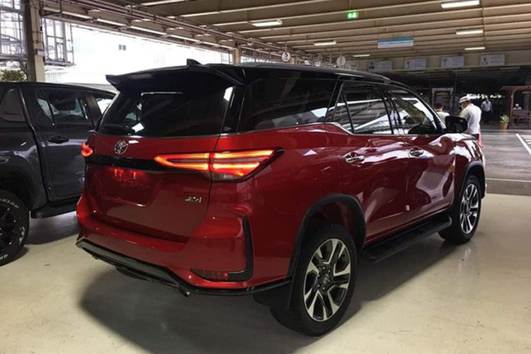 Ở phía sau, đuôi xe Toyota Fortuner Legender 2021 mới không quá khác biệt so với bản tiêu chuẩn nhưng đèn hậu dạng LED được tái thiết kế với đồ họa bắt mắt hơn. Xe trang bị mâm hợp kim đa chấu kích thước 20 inch. Cản sau được thiết kế trang trí hốc hút gió lạ mắt.