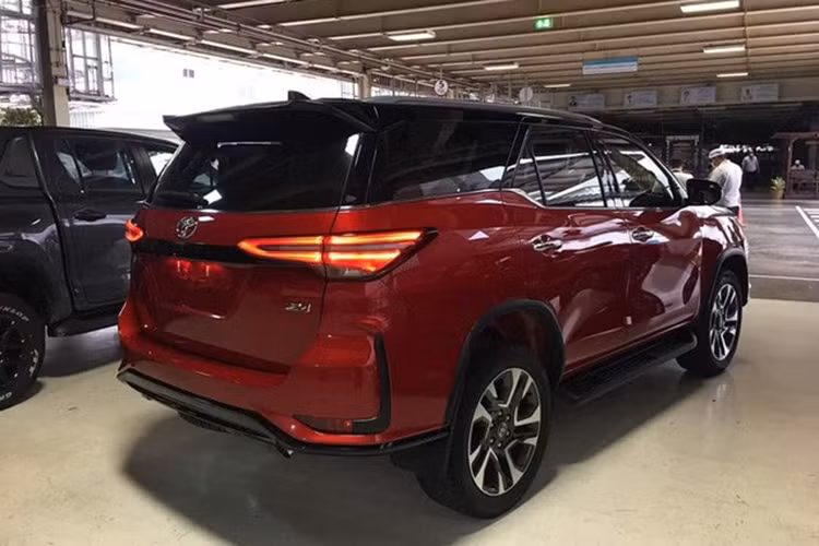 Ở phía sau, đuôi xe Toyota Fortuner Legender 2021 mới không quá khác biệt so với bản tiêu chuẩn nhưng đèn hậu dạng LED được tái thiết kế với đồ họa bắt mắt hơn. Xe trang bị mâm hợp kim đa chấu kích thước 20 inch. Cản sau được thiết kế trang trí hốc hút gió lạ mắt.