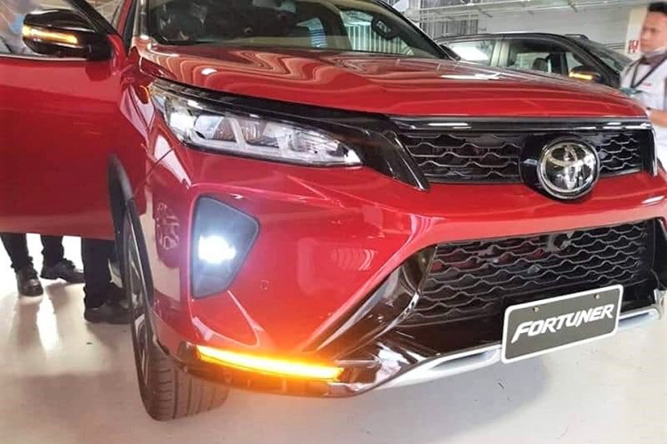 Bên cạnh đó, Toyota Fortuner 2021 còn có hệ thống VFC, vô lăng tự điều chỉnh độ cứng mềm tùy vào vận tốc nhằm giúp người lái đỡ mệt mỏi. Các cảm biến cảnh báo va chạm đặt ở đuôi xe và góc cản trước. Mẫu SUV giờ đây có thêm chế độ lái Sport, ở chế độ này, bướm ga được điều chỉnh cho phản ứng ga nhanh hơn.
