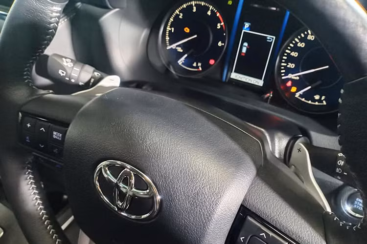 Nhìn chung cách bố trí cabin không có sự thay đổi. Về mặt tiện nghi và an toàn, Toyota Fortuner 2021 được trang bị hệ thống sạc không dây, camera 360 với chế độ xem 3D. Xe có gói Toyota Safety Sense là trang bị tiêu chuẩn, cảm biến va chạm, cảm biến đỗ xe. Ngoài ra, Fortuner 2021 còn có chức năng đá mở cốp.