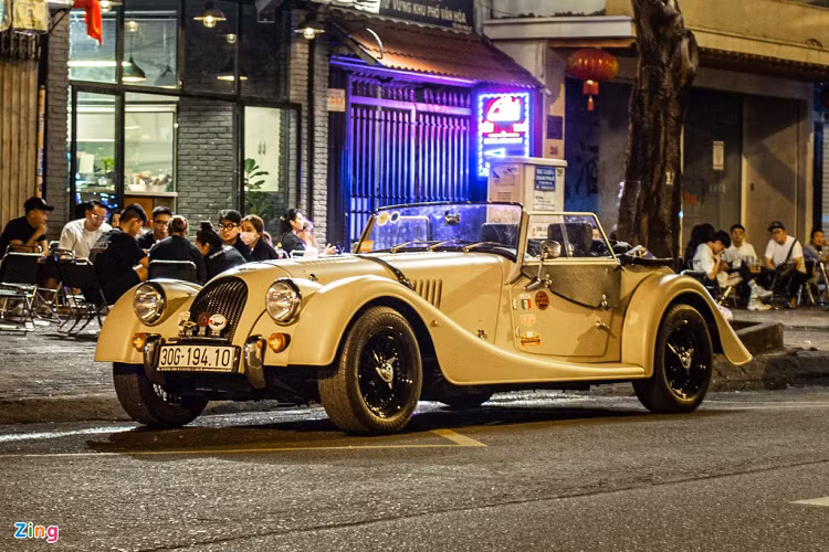  Morgan Plus 4 là mẫu xe cổ độc đáo, số lượng chỉ 2 chiếc ở Việt Nam. Trong đó có một chiếc mang biển kiểm soát Hà Nội. Gần đây, mẫu "xế cổ" này đã Nam tiến và được bắt gặp trên đường tại TP.HCM. 