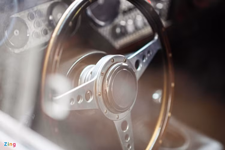 Bên trong, vô lăng thiết kế 3 chấu mỏng, không có nút bấm, viền được ốp gỗ và cố định bằng đinh tán ở cả 2 mặt. Mặt táp-lô được ốp gỗ. Các thông số như báo xăng, nhiệt độ, vòng tua máy và tốc độ được hiển thị qua các mặt đồng hồ cơ. Morgan cực đoan đến mức không trang bị cho xe hệ thống thông tin giải trí.