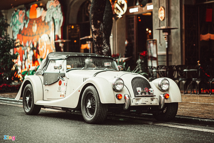 Đầu xe dài, kính chắn gió dạng pop-up, đuôi xe ngắn và hốc bánh lộ ra ngoài. Những thay đổi trên Morgan Plus 4 trong 70 năm tồn tại chủ yếu tập trung vào hệ truyền động để phù hợp với thời đại. 