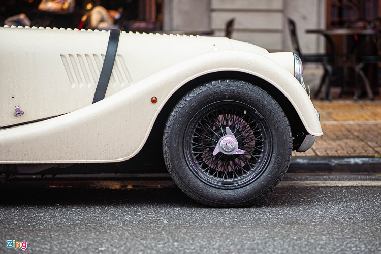 Ngoại hình đậm chất cổ điển với các hốc bánh xe mở rộng và nhô ra ngoài. Mâm xe dạng nan chỉ đặc trưng trên các dòng xe thuộc thế kỷ trước. 