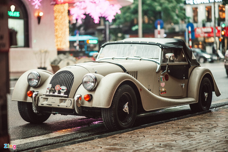 Morgan Plus 4 hàng hiếm sử dụng động cơ 2.0L, 4 xi-lanh do Ford sản xuất và hộp số tự động 5 cấp của Mazda. Động cơ có công suất 154 mã lực và mô-men xoắn 201 Nm, dẫn động cầu sau. Xe tăng tốc 0-100 km/h trong 7,5 giây, vận tốc tối đa 189 km/h.