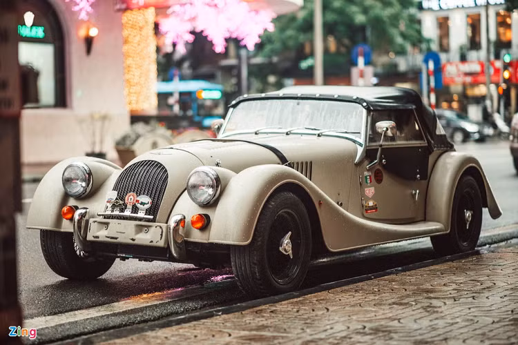 Morgan Plus 4 hàng hiếm sử dụng động cơ 2.0L, 4 xi-lanh do Ford sản xuất và hộp số tự động 5 cấp của Mazda. Động cơ có công suất 154 mã lực và mô-men xoắn 201 Nm, dẫn động cầu sau. Xe tăng tốc 0-100 km/h trong 7,5 giây, vận tốc tối đa 189 km/h.