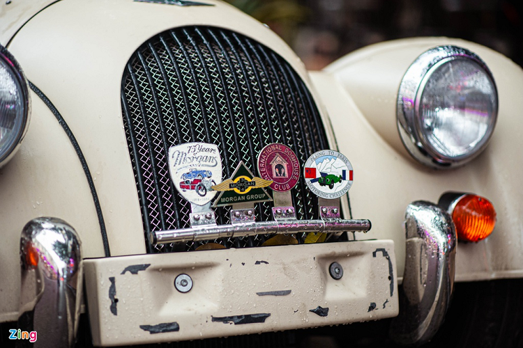 Morgan Plus 4 trang bị đèn pha halogen dạng tròn, viền mạ chrome thiết kế nổi. Đèn xi-nhan có thiết kế cách điệu. Cản trước được mạ chrome, lưới tản nhiệt giữ nguyên ngôn ngữ thiết kế truyền thống với các nan kim loại thẳng đứng, mặt trong đan lưới hình kim cương.