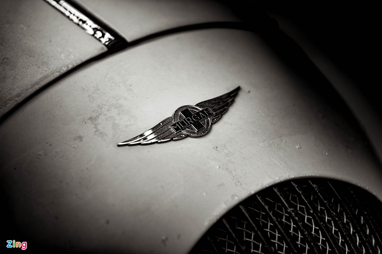 Công nghệ an toàn trên Plus 4 chỉ dừng lại ở dây an toàn. Xe thậm chí không có túi khí, không có ABS, cân bằng điện tử hay trụ chống nguy hiểm khi lật xe. Vì vốn dĩ, Morgan Plus 4 ra đời với mục đích dành cho các nhà sưu tập, di chuyển nhẹ nhàng, chứ không phải xe để sử dụng hàng ngày. 