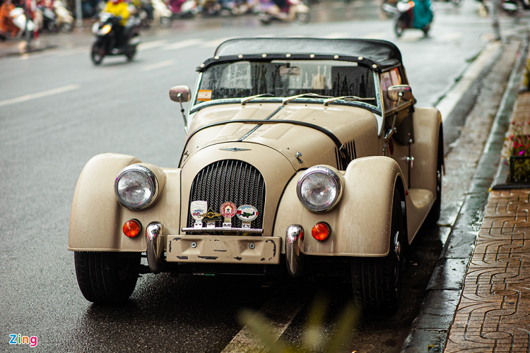 Morgan Plus 4 mui trần về Việt Nam theo diện nhập khẩu tư nhân. Thiết kế cổ điển của xe gần như không thay đổi kể từ lần đầu ra mắt vào năm 1950.