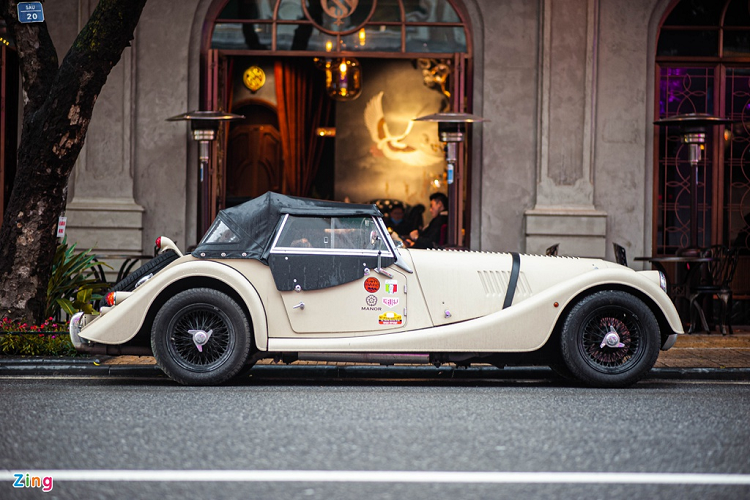 Mẫu xe cổ này có những chi tiết khá thú vị như giảm xóc phía sau dạng lá nhíp tương tự trên các dòng xe bán tải. Kiểu giảm xóc này không còn sử dụng trên ôtô dưới 9 chỗ ngồi. Phía trước dùng hệ thống treo dạng trụ trượt (Sliding Pillar Suspension) gần như đã "tuyệt chủng" trên các mẫu ôtô hiện đại. 