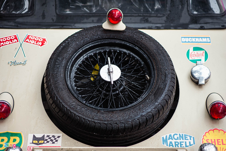 Đèn phanh cách điệu đặt ở trên cao, trên xe hiện đại còn gọi là đèn phanh thứ 3. Bình xăng đặt phía sau có dung tích 55 lít. Mui xe màu đen, tháo lắp bằng tay. Xe có khối lượng khô 927 kg. 