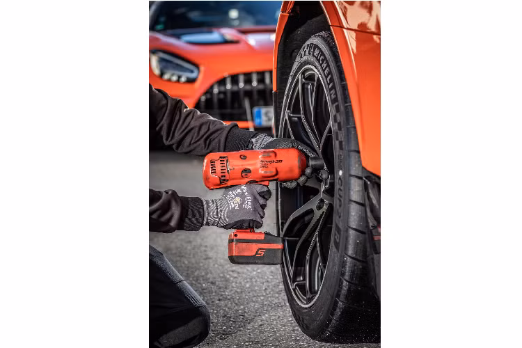 Mẫu GT Black Series thực hiện kỷ lục không có bất kỳ nâng cấp hiệu năng nào, đội ngũ kỹ thuật đã tùy chỉnh các chi tiết phần cứng để tối ưu khả năng vận hành của xe. Cụ thể, cánh hướng gió phía trước được mở rộng tối đa theo chế độ Race, hành trình của phuộc trước/sau được hạ thấp thêm 2.5-5 mm, góc đặt bánh xe (góc camber) trước/sau được chỉnh âm 3-3,8 độ và khung chống lật thiết lập độ cứng tối đa. Xe vẫn sử dụng bộ lốp trang bị tiêu chuẩn là Michelin Pilot Sport Cup 2 R MO.