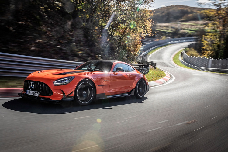 Thực tế, chiếc siêu xe Mercedes-AMG GT Black Series đã thực hiện 2 lượt chạy khác nhau. Trong đó, thành tích 6:43.616 được thực hiện với đường chạy dài khoảng 20,6 km (12,8 dặm). Một đường chạy khác dài gần 21 km (12,944 dặm) được chiếc siêu xe đầu bảng của Mercedes-AMG hoàn thành trong thời gian 6:48.047.