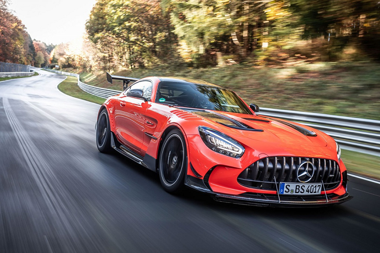 Mercedes-AMG GT Black Series 2021 trang bị động cơ tăng áp kép V8 Biturbo dung tích 4.0L tên mã M178 LS2. Công suất tối đa đạt 730 mã lực ở dải vòng tua từ 6.700-6.900 vòng/phút, mô-men xoắn cực đại 800 Nm ở dải tua máy 2.000-6.000 vòng/phút. Mức vòng tua tối đa được giới hạn ở 7.200 vòng/phút.