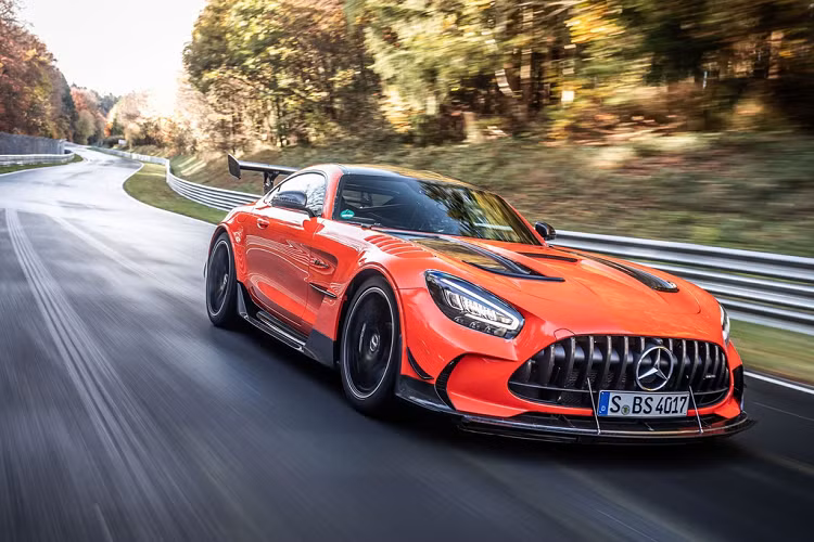 Mercedes-AMG GT Black Series 2021 trang bị động cơ tăng áp kép V8 Biturbo dung tích 4.0L tên mã M178 LS2. Công suất tối đa đạt 730 mã lực ở dải vòng tua từ 6.700-6.900 vòng/phút, mô-men xoắn cực đại 800 Nm ở dải tua máy 2.000-6.000 vòng/phút. Mức vòng tua tối đa được giới hạn ở 7.200 vòng/phút.