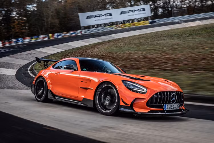 Một kỷ lục mới vừa được xác lập tại đường chạy Nordschleife ở phía bắc trường đua Nurburgring. Theo đó, Mercedes-AMG GT Black Series 2021 mới trở thành mẫu xe thương mại có thời gian hoàn thành một vòng chạy nhanh nhất ở trường đua được mệnh danh là Địa ngục xanh với thành tích 6:43.616. Kết quả này vượt qua kỷ lục cũ 6:44.97 của Lamborghini Aventador SVJ lập vào tháng 7/2018.